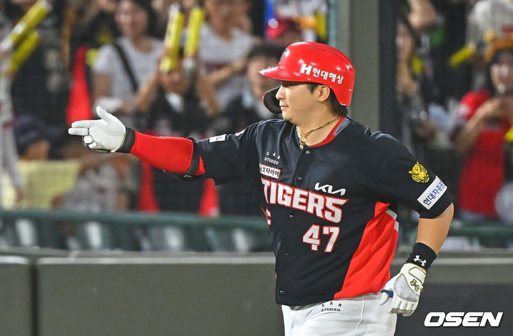 9일 부산 사직야구장에서 2026 신한 SOL KBO 리그 롯데 자이언츠와 KIA 타이거즈의 경기가 열렸다.홈팀 롯데는 김진욱이, 방문팀 KIA는 양현종이 선발 출전했다.KIA 타이거즈 나성범이 8회초 1사 2루 좌월 2점 홈런을 치고 세리머니를 하고 있다. 2026.07.09 / foto0307@osen.co.kr