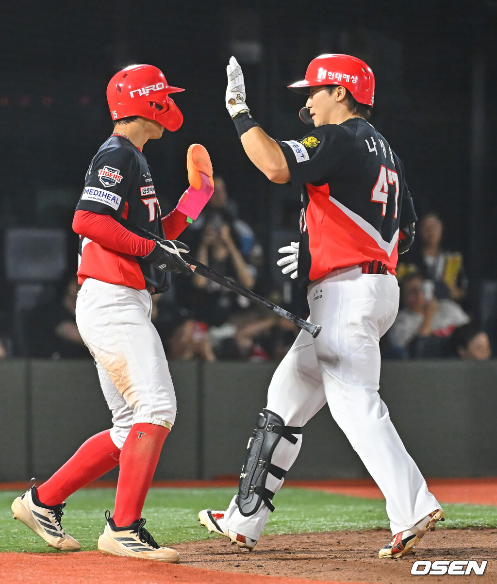 9일 부산 사직야구장에서 2026 신한 SOL KBO 리그 롯데 자이언츠와 KIA 타이거즈의 경기가 열렸다.홈팀 롯데는 김진욱이, 방문팀 KIA는 양현종이 선발 출전했다.KIA 타이거즈 나성범이 8회초 1사 2루 좌월 2점 홈런을 치고 하이파이브를 하고 있다. 2026.07.09 / foto0307@osen.co.kr