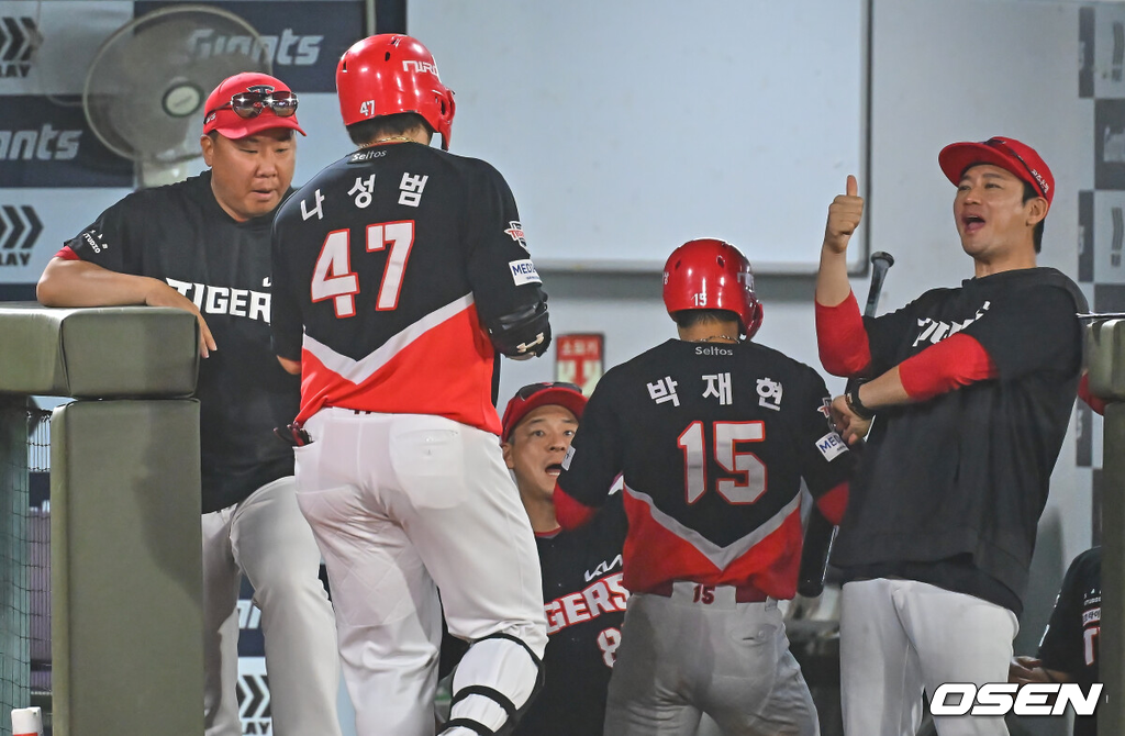 9일 부산 사직야구장에서 2026 신한 SOL KBO 리그 롯데 자이언츠와 KIA 타이거즈의 경기가 열렸다.홈팀 롯데는 김진욱이, 방문팀 KIA는 양현종이 선발 출전했다.KIA 타이거즈 나성범이 8회초 1사 2루 좌월 2점 홈런을 치고 이범호 감독의 축하를 받고 있다. 2026.07.09 / foto0307@osen.co.kr