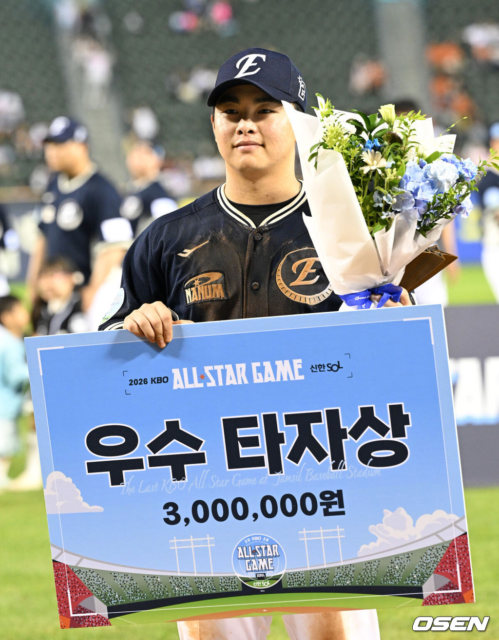 나눔 올스타가 잠실구장 마지막 올스타전에서 승리했다. 나눔 올스타는 2022년 이후 5연승을 거뒀다. 나눔 올스타는 11일 서울 잠실구장에서 열린 ‘2026 KBO 올스타전’에서 드림 올스타에 10-1로 승리했다. 22안타를 몰아친 나눔 올스타는 역대 팀 최다 안타 신기록을 세웠다. 종전 기록은 2017년 드림 올스타의 19안타였다. 허인서가 5타수 4안타 1타점, 문현빈이 5타수 4안타 1타점, 이도윤이 4타수 3안타 3타점으로 활약했다. 우수 타자상을 수상한 나눔올스타 문현빈이 포즈를 취하고 있다. 2026.07.11 2026.07.11 / sunday@osen.co.kr