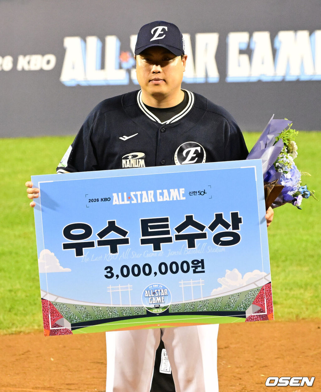 나눔 올스타가 잠실구장 마지막 올스타전에서 승리했다. 나눔 올스타는 2022년 이후 5연승을 거뒀다. 나눔 올스타는 11일 서울 잠실구장에서 열린 ‘2026 KBO 올스타전’에서 드림 올스타에 10-1로 승리했다. 22안타를 몰아친 나눔 올스타는 역대 팀 최다 안타 신기록을 세웠다. 종전 기록은 2017년 드림 올스타의 19안타였다. 허인서가 5타수 4안타 1타점, 문현빈이 5타수 4안타 1타점, 이도윤이 4타수 3안타 3타점으로 활약했다. 한화 류현진이 우수 투수상에 선정되며 기념 촬영을 하고 있다. 2026.07.11 / jpnews@osen.co.kr