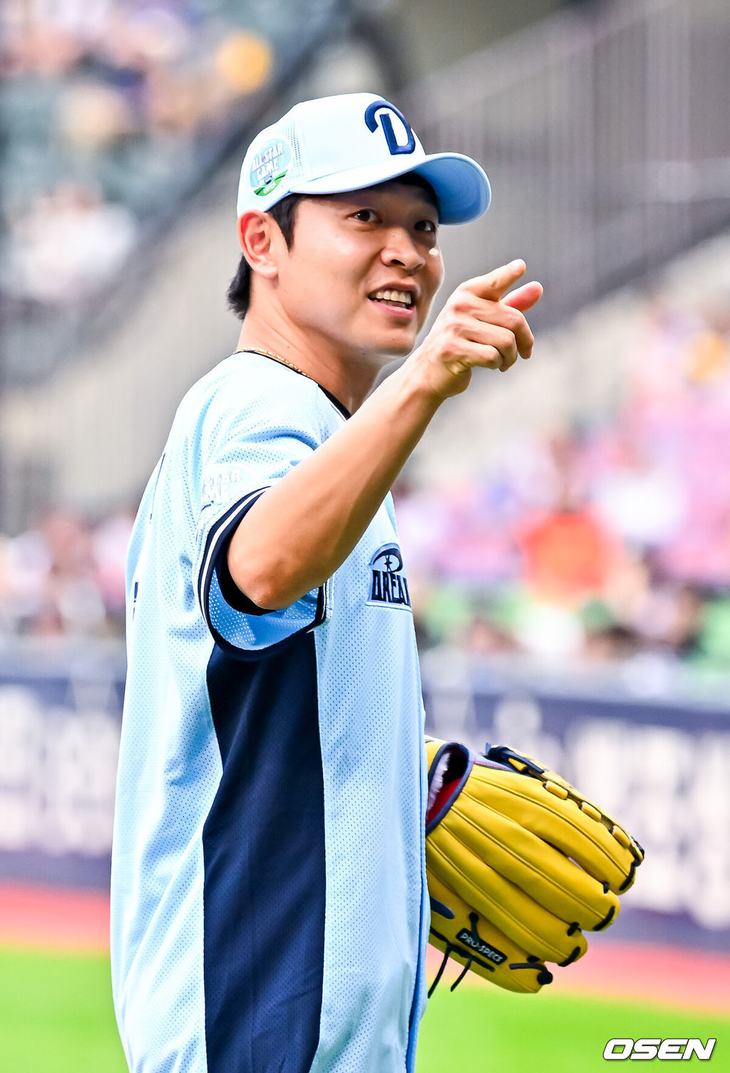 10일 서울 잠실야구장에서 ‘2026 신한 SOL KBO 올스타 프라이데이’가 열렸다.올스타 프라이데이인 오늘(10일)은 '넥스트레벨 매치'가 가장 먼저 열렸다. 지난해 넥스트 레벨 트레이닝 캠프를 수료한 고교 2학년 유망주들이 참가해 2028 KBO 신인드래프트를 앞둔 차세대 스타들의 기량을 선보였다. 이어 북부리그와 남부리그가 맞붙는 퓨처스 올스타전이 펼쳐진다. 경기 종료 후에는 팬 투표로 선정된 거포 8명이 출전하는 홈런 더비가 펼쳐진다.시포를 마친 정수빈이 사인을 보내고 있다 2026.07.10 / rumi@osen.co.kr