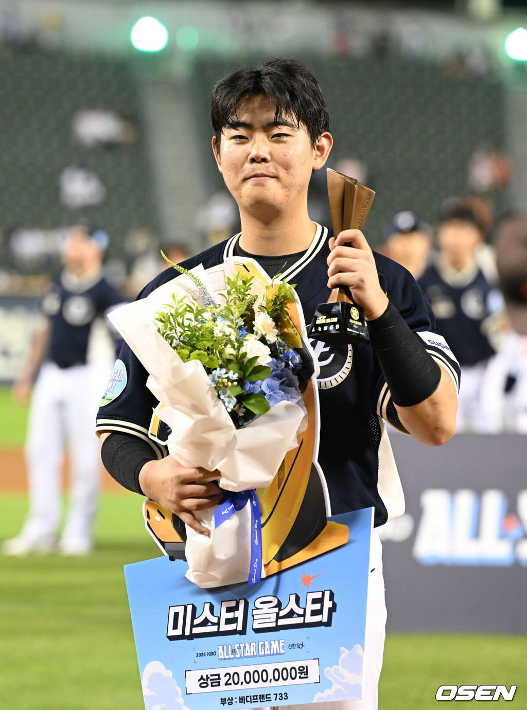 나눔 올스타가 잠실구장 마지막 올스타전에서 승리했다. 나눔 올스타는 2022년 이후 5연승을 거뒀다. 나눔 올스타는 11일 서울 잠실구장에서 열린 ‘2026 KBO 올스타전’에서 드림 올스타에 10-1로 승리했다. 22안타를 몰아친 나눔 올스타는 역대 팀 최다 안타 신기록을 세웠다. 종전 기록은 2017년 드림 올스타의 19안타였다. 허인서가 5타수 4안타 1타점, 문현빈이 5타수 4안타 1타점, 이도윤이 4타수 3안타 3타점으로 활약했다. 미스터 올스타를 차지한 나눔올스타 허인서가 포즈를 취하고 있다. 2026.07.11 2026.07.11 / sunday@osen.co.kr