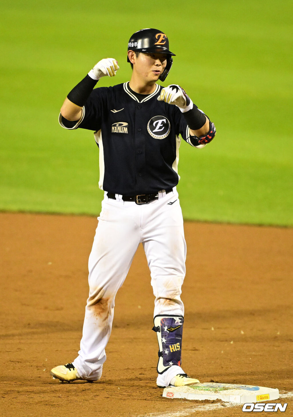 11일 서울 잠실야구장에서 ‘2026 신한 SOL KBO 올스타전’이 진행됐다.1982년 개장 이후 마지막 잠실 올스타전에서 양의지, 류현진 등 베테랑들의 기록 도전과 27명의 첫 올스타 출전 신예들이 맞붙는 가운데, 나눔의 5연승과 드림의 7년 만의 승리 여부가 관심을 모은다.7회초 한화 허인서가 안타를 날리며 세리머니를 하고 있다. 2026.07.11 / jpnews@osen.co.kr