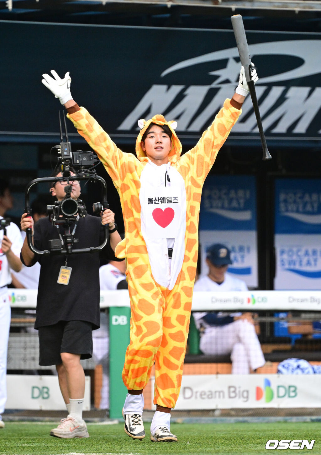 10일 서울 잠실야구장에서 ‘2026 신한 SOL KBO 올스타 프라이데이’가 열렸다.올스타 프라이데이인 오늘(10일)은 '넥스트레벨 매치'가 가장 먼저 열렸다. 지난해 넥스트 레벨 트레이닝 캠프를 수료한 고교 2학년 유망주들이 참가해 2028 KBO 신인드래프트를 앞둔 차세대 스타들의 기량을 선보였다. 이어 북부리그와 남부리그가 맞붙는 퓨처스 올스타전이 펼쳐진다. 경기 종료 후에는 팬 투표로 선정된 거포 8명이 출전하는 홈런 더비가 펼쳐진다.3회말 울산웨일즈 노강민이 기린 분장을 하고 선두타자로 나서고 있다. 2026.07.10 / dreamer@osen.co.kr