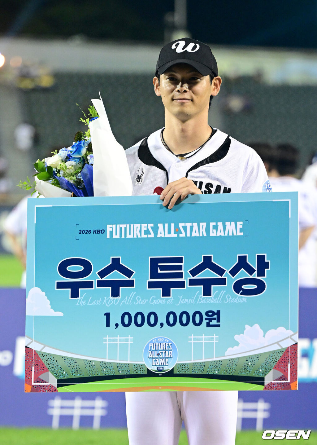 10일 서울 잠실야구장에서 ‘2026 신한 SOL KBO 올스타 프라이데이’가 열렸다.올스타 프라이데이인 오늘(10일)은 '넥스트레벨 매치'가 가장 먼저 열리고, 이어 북부리그와 남부리그가 맞붙는 퓨처스 올스타전이 펼쳐졌다. 경기 종료 후에는 팬 투표로 선정된 거포 8명이 출전하는 홈런 더비가 진행됐다.퓨처스 올스타 우수투수상을 수상한 울산웨일즈 나가가 포즈를 취하고 있다. 2026.07.10 / dreamer@osen.co.kr