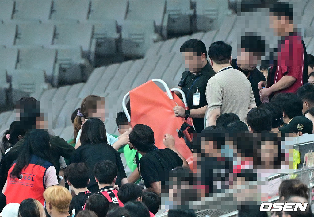 FC서울이 가까스로 승점 1점을 따냈다. 강원FC는 경기를 주도하고도 결과를 만들지 못했다.FC서울은 12일 서울월드컵경기장에서 하나은행 K리그1 17라운드 강원FC와 맞대결을 펼쳐 0-0으로 비겼다. 이로써 서울은 승점 1점을 획득, 승점 36점(11승 3무 3패)으로 선두를 지켰다. 강원은 28점(7승 7무 3패)으로 3위에 자리했다.후반 관중석에 있던 관중 한 명이 무더위에 탈진해 응급조치가 이뤄지고 있다. 2026.07.12 / jpnews@osen.co.kr