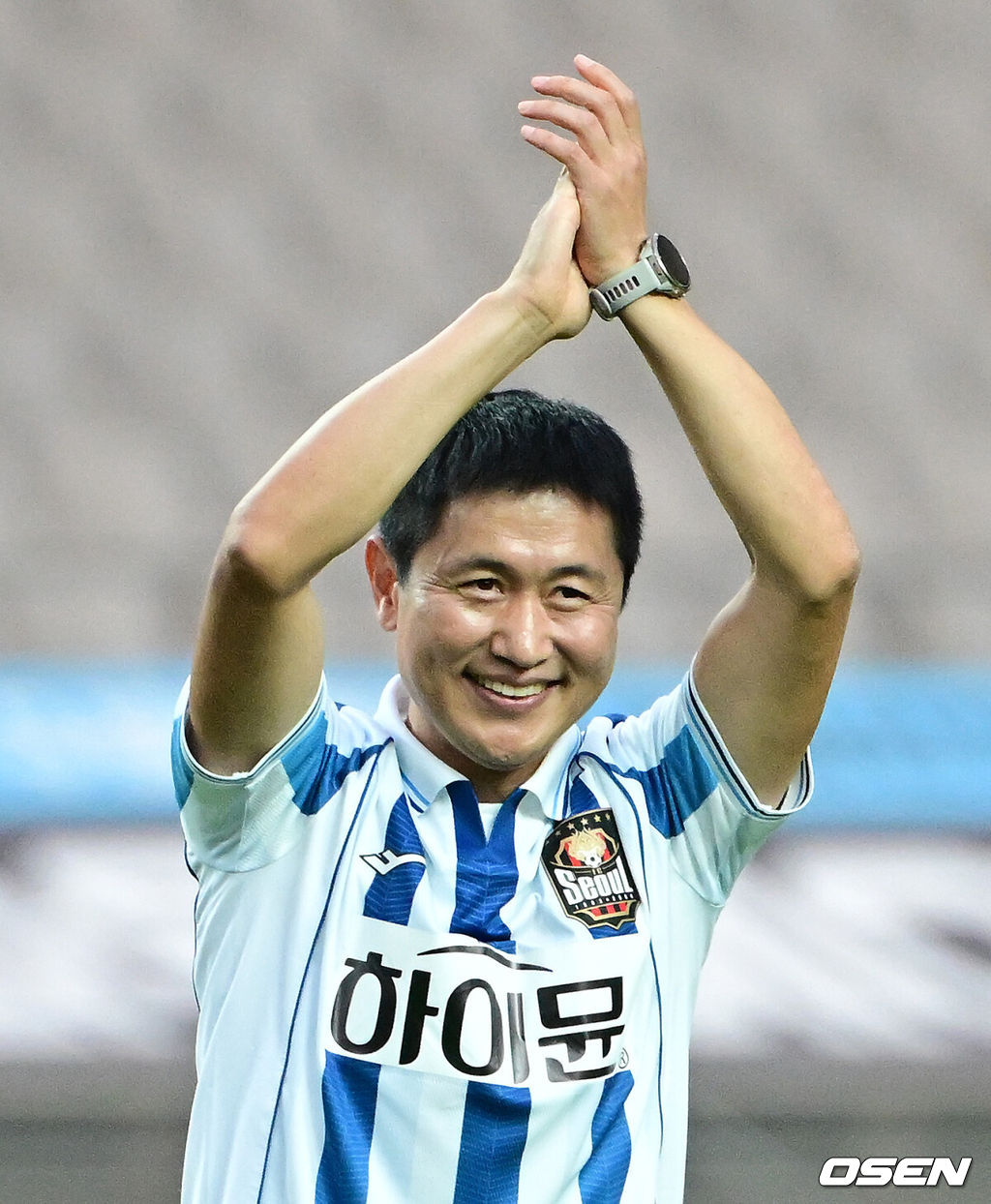 12일 서울월드컵경기장에서 하나은행 K리그1 2026 17라운드 FC서울과 강원FC의 경기가 열렸다.홈팀 FC서울은 승점 35점(11승 2무 3패)으로 리그 1위, 강원FC는 승점 27점(7승 6무 3패)으로 5위를 달리고 있다.시축을 마친 이영표 해설위원이 인사를 하고 있다. 2026.07.12 / jpnews@osen.co.kr