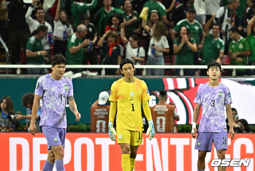 홍명보 감독이 이끄는 대한민국 축구대표팀은 19일 오전 10시(이하 한국시간) 멕시코 과달라하라의 에스타디오 과달라하라에서 열린 2026 국제축구연맹(FIFA) 북중미 월드컵 조별리그 A조 2차전에서 멕시코에 0-1로 패했다.이로써 한국은 1승 1패, 승점 3으로 멕시코(승점 6)에 이어 조 2위가 됐다. 체코와 남아프리카공화국이 나란히 승점 1에 머물러 있는 만큼 한국은 남아공과 최종전에서 무승부만 거둬도 조 2위를 확보할 수 있다.후반 대한민국 김민재, 김승규, 이기혁이 아쉬워하고 있다. 2026.06.19 /sunday@osen.co.kr