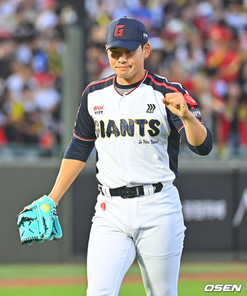 9일 부산 사직야구장에서 2026 신한 SOL KBO 리그 롯데 자이언츠와 KIA 타이거즈의 경기가 열렸다. 홈팀 롯데는 김진욱이, 방문팀 KIA는 양현종이 선발 출전했다.롯데 자이언츠 선발 투수 김진욱이 4회초 1사 1루 KIA 타이거즈 김선빈을 유격수 병살로 잡고 주먹을 불끈 쥐고 있다. 2026.07.09 / foto0307@osen.co.kr