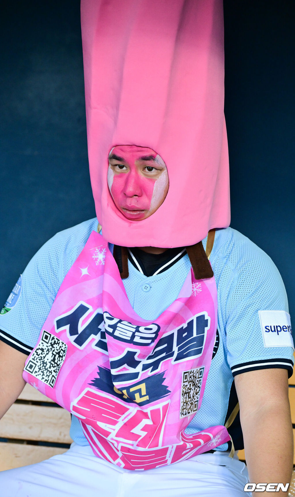 11일 서울 잠실야구장에서 ‘2026 신한 SOL KBO 올스타전’이 진행됐다.1982년 개장 이후 마지막 잠실 올스타전에서 양의지,류현진 등 베테랑들의 기록 도전과 27명의 첫 올스타 출전 신예들이 맞붙는 가운데, 나눔의 5연승과 드림의 7년 만의 승리 여부가 관심을 모은다.드림 올스타 김진욱이 분장한뒤 경기를 지켜보고 있다   2026.07.11 / soul1014@osen.co.kr