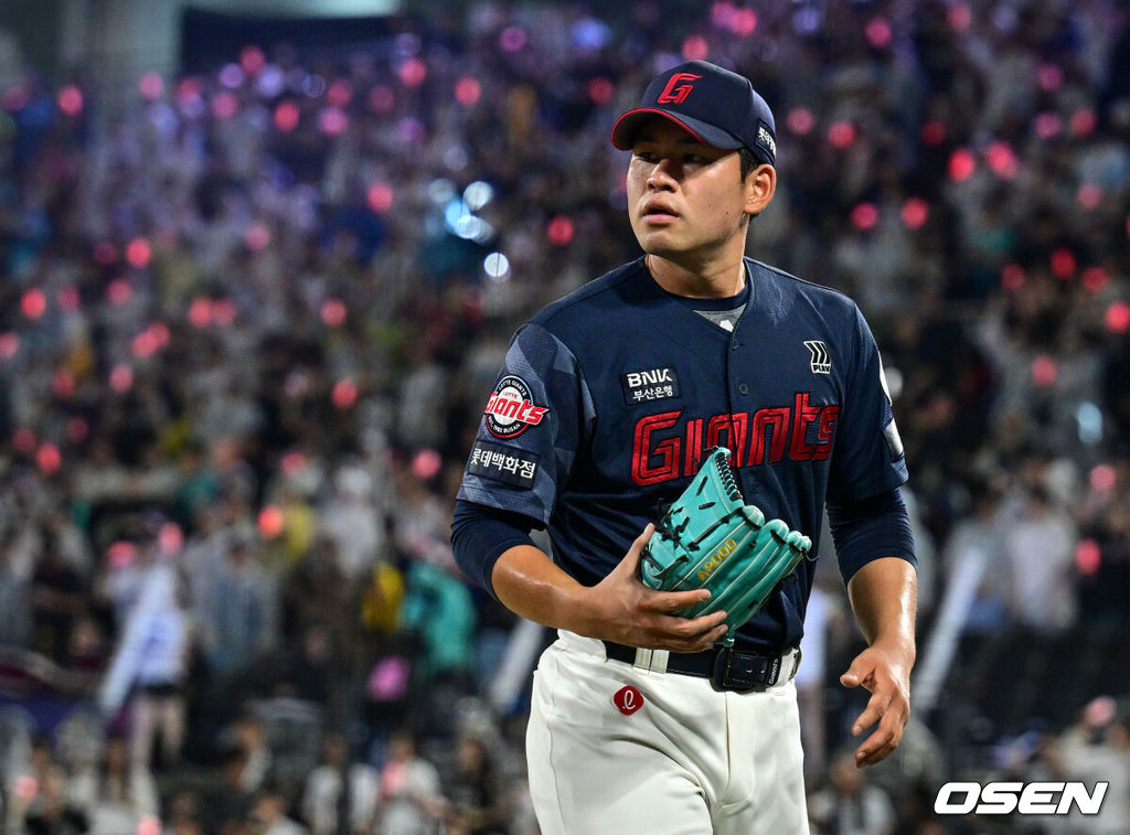 3일 수원 KT위즈파크에서 ‘2026 신한 SOL Bank KBO리그’ KT 위즈와 롯데 자이언츠의 경기가 열렸다.홈팀 KT는 로건, 방문팀 롯데는 김진욱을 선발로 내세웠다.7회말 1사 1루에서 롯데 김진욱이 교체되고 있다. 2026.07.03 /cej@osen.co.kr