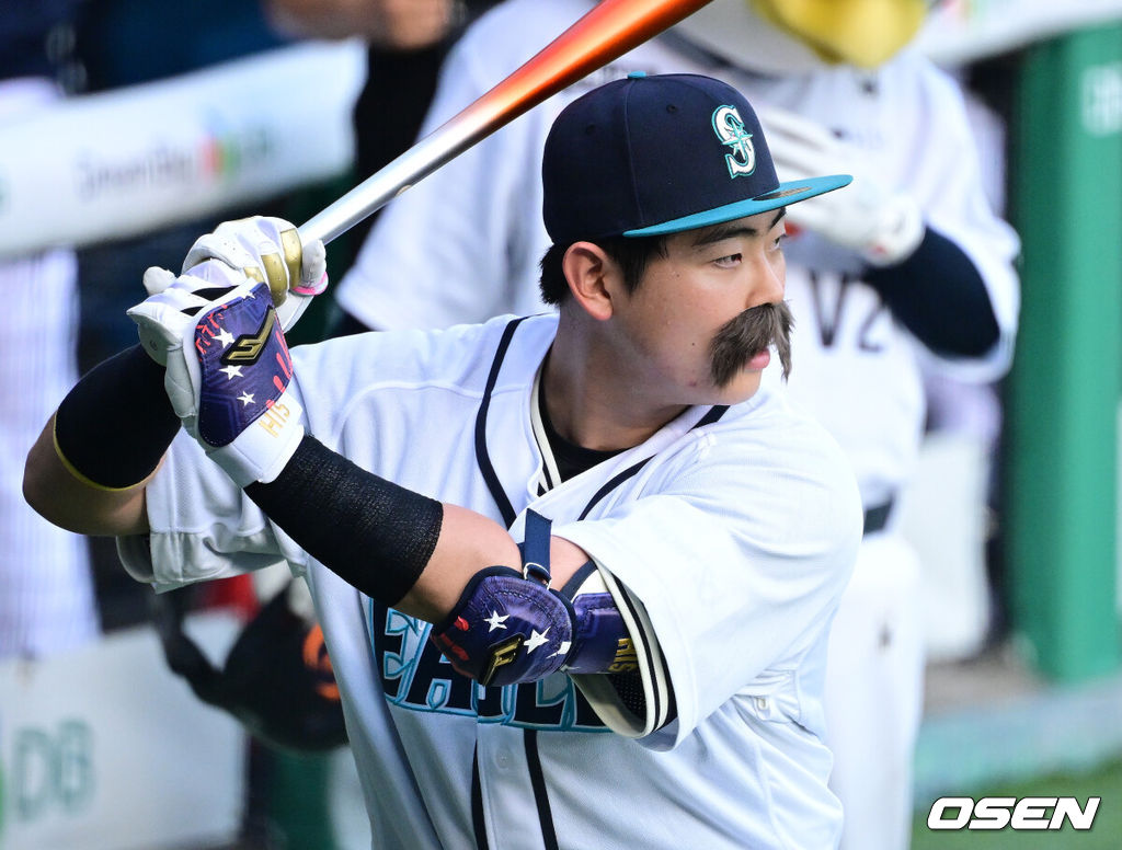 11일 서울 잠실야구장에서 ‘2026 신한 SOL KBO 올스타전’이 진행됐다.1982년 개장 이후 마지막 잠실 올스타전에서 양의지, 류현진 등 베테랑들의 기록 도전과 27명의 첫 올스타 출전 신예들이 맞붙는 가운데, 나눔의 5연승과 드림의 7년 만의 승리 여부가 관심을 모은다.2회 한화 허인서가 타석에 들어서며 세리머니를 하고 있다. 2026.07.11 / jpnews@osen.co.kr