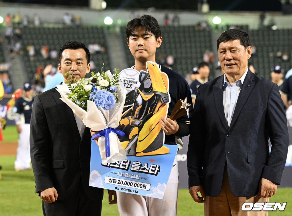 나눔 올스타가 잠실구장 마지막 올스타전에서 승리했다. 나눔 올스타는 2022년 이후 5연승을 거뒀다. 나눔 올스타는 11일 서울 잠실구장에서 열린 ‘2026 KBO 올스타전’에서 드림 올스타에 10-1로 승리했다. 22안타를 몰아친 나눔 올스타는 역대 팀 최다 안타 신기록을 세웠다. 종전 기록은 2017년 드림 올스타의 19안타였다. 허인서가 5타수 4안타 1타점, 문현빈이 5타수 4안타 1타점, 이도윤이 4타수 3안타 3타점으로 활약했다. 미스터 올스타를 차지한 나눔올스타 허인서가 곽도연 바디프랜드 대표, 허구연 KBO 총재와 포즈를 취하고 있다. 2026.07.11 2026.07.11 / sunday@osen.co.kr