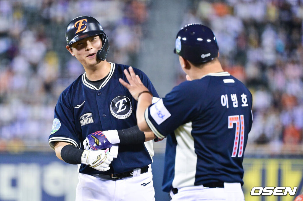 11일 서울 잠실야구장에서 ‘2026 신한 SOL KBO 올스타전’이 진행됐다.1982년 개장 이후 마지막 잠실 올스타전에서 양의지,류현진 등 베테랑들의 기록 도전과 27명의 첫 올스타 출전 신예들이 맞붙는 가운데, 나눔의 5연승과 드림의 7년 만의 승리 여부가 관심을 모은다.7회초 나눔 올스타 허인서가 안타 날린뒤 미소 짓고 있다. 2026.07.11 / soul1014@osen.co.kr