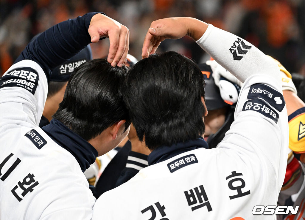 1일 대전 한화생명볼파크에서 2026 신한 SOL KBO리그 한화 이글스와 KT 위즈의 경기가 열렸다.이날 한화는 류현진, KT는 고영표를 선발로 내세웠다.8회말 1사 1,2루에서 한화 심우준이 좌월 스리런 홈런을 치고 노시환, 강백호의 축하를 받고 있다. 2026.04.01 /sunday@osen.co.krc