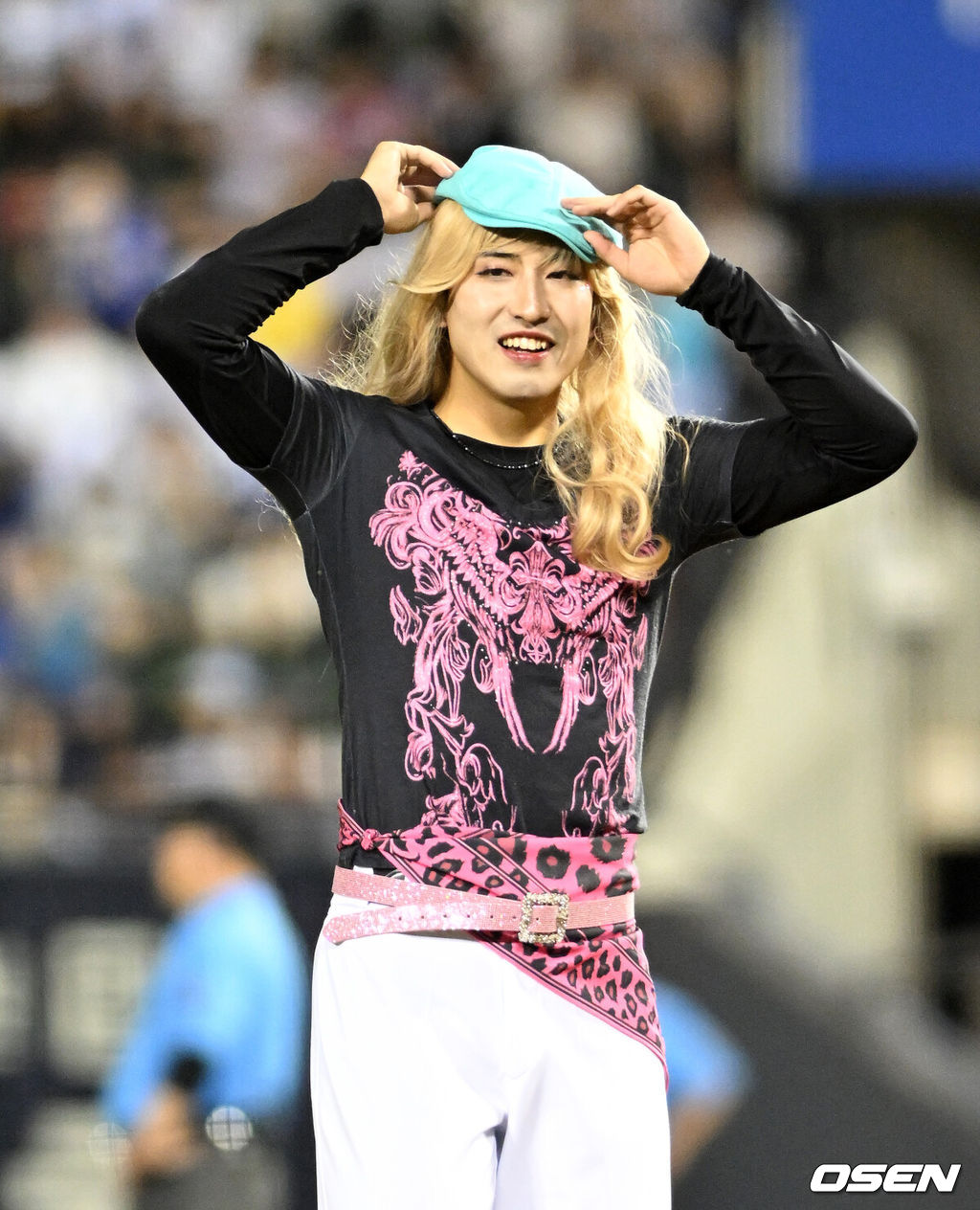 11일 서울 잠실야구장에서 ‘2026 신한 SOL KBO 올스타전’이 진행됐다.1982년 개장 이후 마지막 잠실 올스타전에서 양의지, 류현진 등 베테랑들의 기록 도전과 27명의 첫 올스타 출전 신예들이 맞붙는 가운데, 나눔의 5연승과 드림의 7년 만의 승리 여부가 관심을 모은다.7회말 나눔올스타 유토가 퍼포먼스를 펼치고 있다. 2026.07.11 / sunday@osen.co.kr