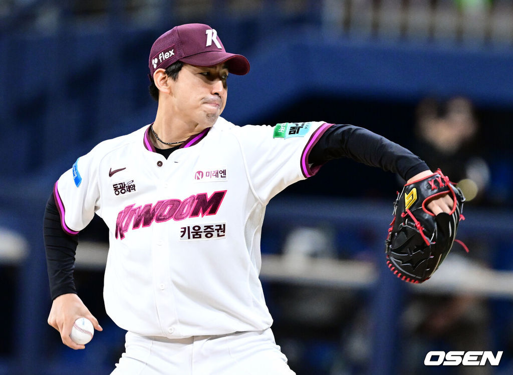 21일 서울 고척스카이돔에서 2026 신한 SOL Bank KBO리그 키움 히어로즈와 롯데 자이언츠의 경기가 열렸다.홈팀 키움은 배동현을, 방문팀 롯데는 비슬리를 선발로 내세웠다.8회초 키움 유토가 역투하고 있다. 2026.06.21 /cej@osen.co.kr