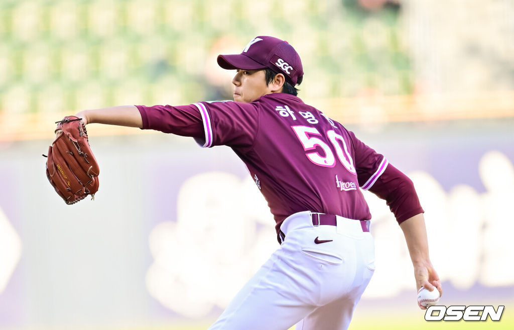 5일 서울 잠실야구장에서 ‘2026 신한 SOL Bank KBO리그’ 두산 베어스와 키움 히어로즈의 경기가 열렸다.이날 홈팀 두산은 최승용을, 방문팀 키움은 하영민을 선발로 내세웠다. 1회말 키움 선발투수 하영민이 역투하고 있다. 2026.06.05 / soul1014@osen.co.kr