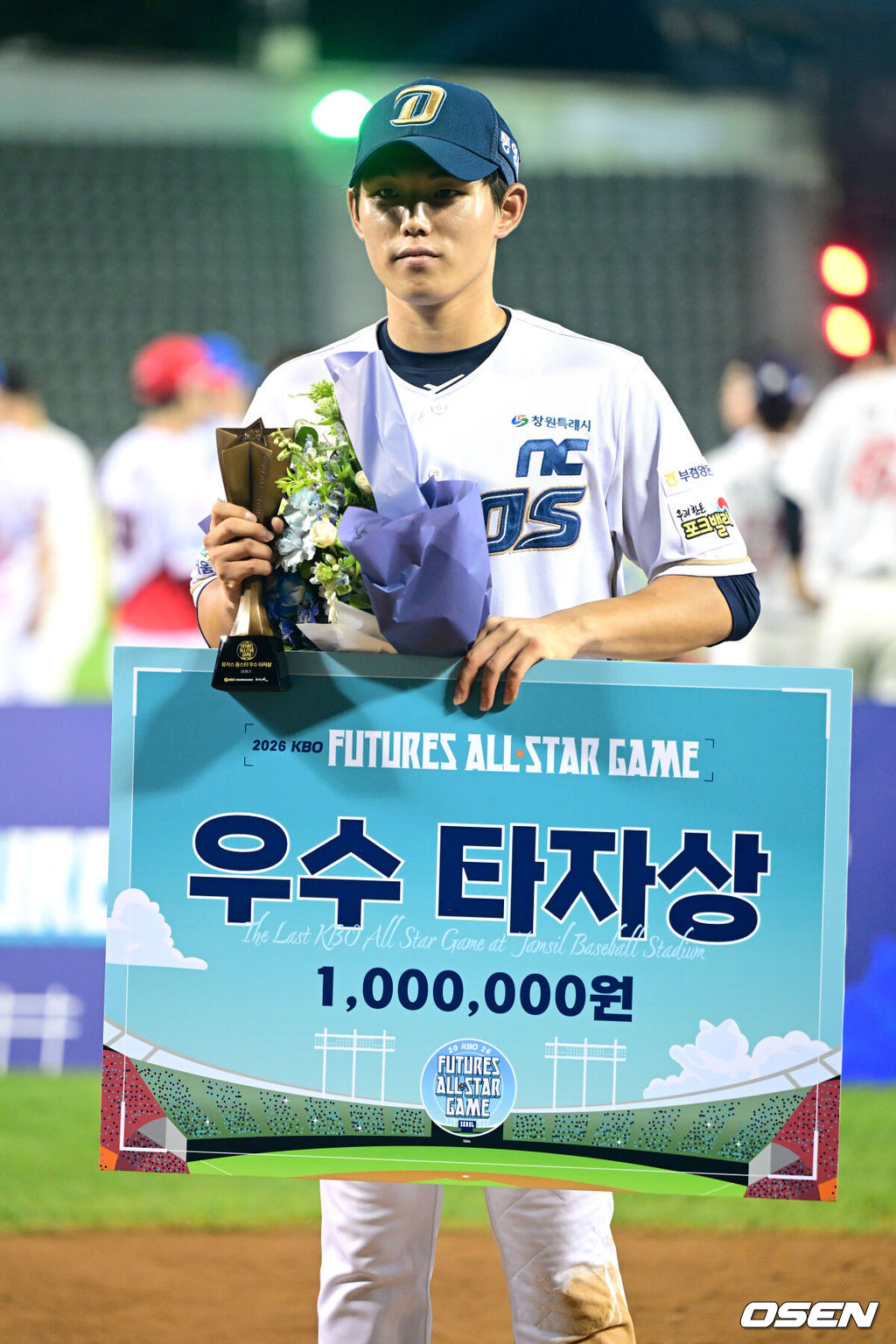 10일 서울 잠실야구장에서 ‘2026 신한 SOL KBO 올스타 프라이데이’가 열렸다.올스타 프라이데이인 오늘(10일)은 '넥스트레벨 매치'가 가장 먼저 열리고, 이어 북부리그와 남부리그가 맞붙는 퓨처스 올스타전이 펼쳐졌다. 경기 종료 후에는 팬 투표로 선정된 거포 8명이 출전하는 홈런 더비가 진행됐다.퓨처스 올스타 우수타자상을 수상한 NC 신재인이 포즈를 취하고 있다. 2026.07.10 / dreamer@osen.co.kr