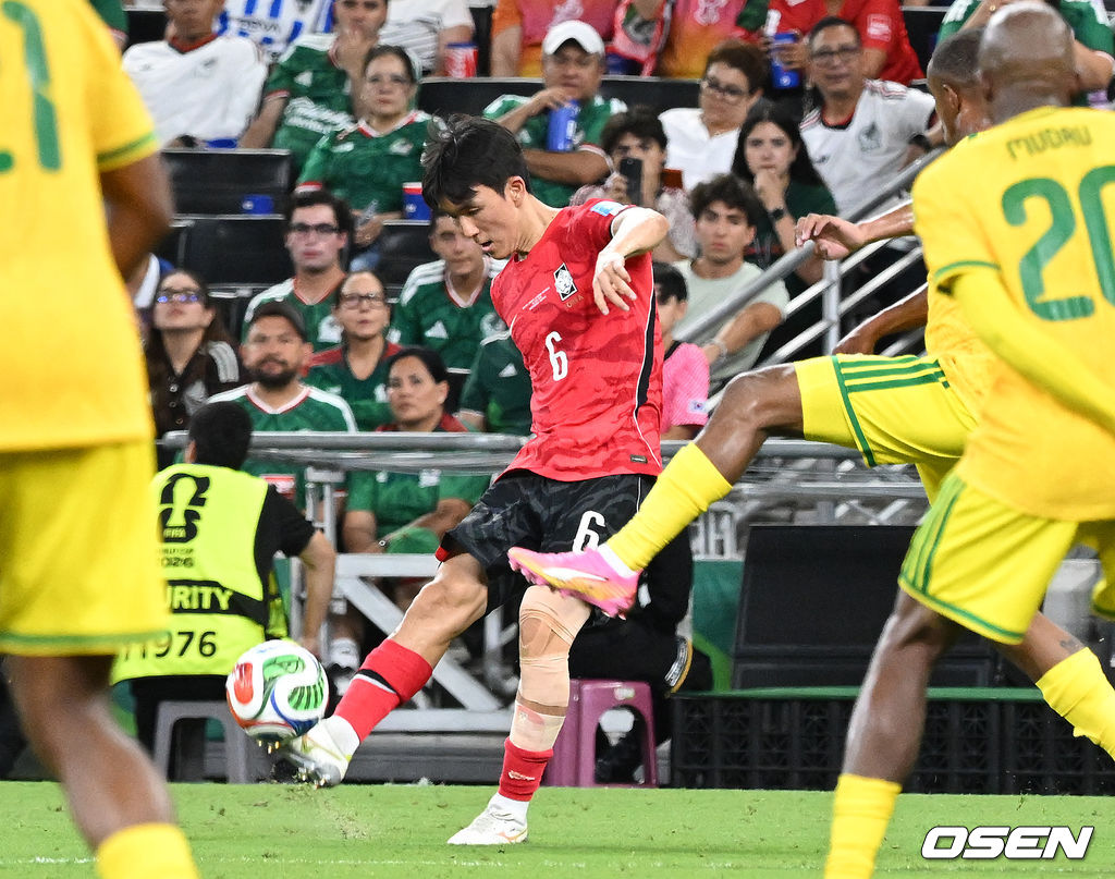 홍명보 감독이 이끄는 대한민국 축구대표팀은 25일(이하 한국시간) 오전 10시 멕시코 몬테레이 스타디움에서 개최된 2026 국제축구연맹(FIFA) 북중미 월드컵 조별리그 A조 최종전에서 남아프리카공화국에게 0-1 충격패를 당했다. 1승2패가 된 한국은 A조 3위로 밀리며 32강 자력진출에 실패했다. 한국은 나머지 조들의 상황을 따져보고 32강에 진출할 가능성은 남아있다. 1승1무1패의 남아공이 2위로 32강 진출을 확정지었다. 후반 대한민국 황인범이 패스를 올리고 있다. 2026.06.25 /sunday@osen.co.kr