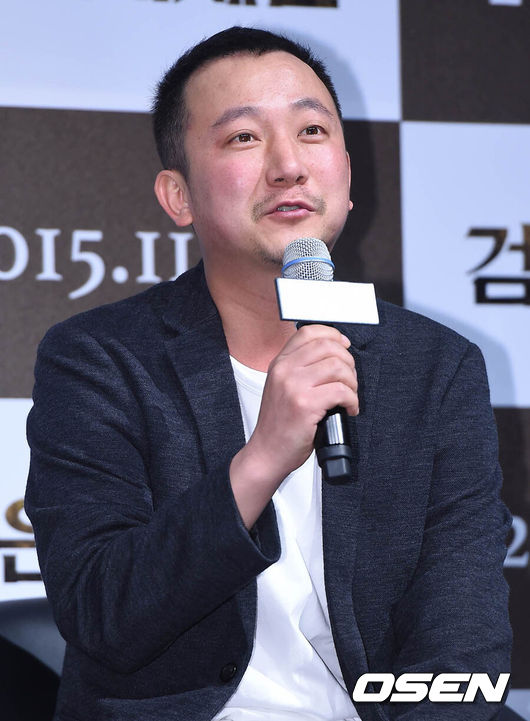 12일 오전 서울 압구정 CGV에서 열린 영화 '검은 사제들' 제작보고회에서 장재현 감독이 인사말을 하고 있다.'검은 사제들'은 위험에 직면한 소녀를 구하기 위해 미스터리한 사건에 뛰어든 두 사제의 이야기를 그린 작품. 한국 대표 연기파 김윤석이 모두의 반대와 의심 속에서 고통 받는 소녀를 구하기 위해 나서는 '김신부'역을, 스펙트럼을 넓혀 온 스타 강동원이 '김신부'의 부사제가 그를 도와주는 한편 그와 사건에 대해 의구심을 갖는 '최부제'역을 맡아 연기했다.영화 '검은 사제들'은 오는 11월 5일 개봉 예정이다. / baik@osen.co.kr