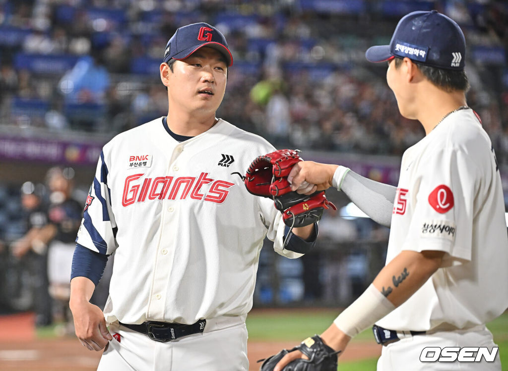 27일 부산 사직야구장에서 2026 신한 SOL KBO 리그 롯데 자이언츠와 LG 트윈스의 경기가 열렸다. 홈팀 롯데는 나균안이, 방문팀 LG는 치리노스가 선발 출전했다.롯데 자이언츠 선발 투수 나균안이 5회초 수비를 마치고 고승민과 하이파이브를 하고 있다. 2026.05.27 / foto0307@osen.co.kr
