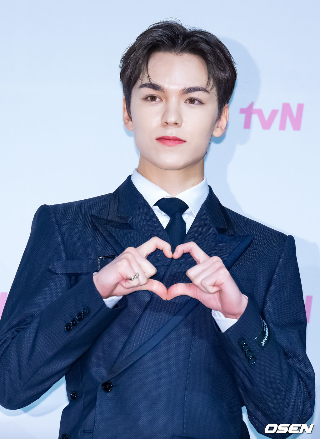 3일 오후 서울 강남구 엘리에나호텔 그랜드볼룸홀에서 tvN 나영석PD의 새 여행 예능 ‘함께 가요 나나투어 with 세븐틴'의 제작발표회가 열렸다.세븐틴 버논이 무대 위에서 포토타임을 갖고 있다. 2024.01.03 /rumi@osen.co.kr
