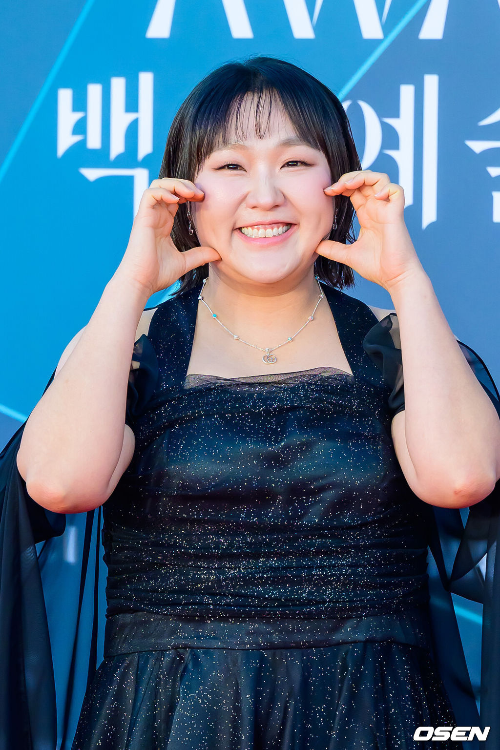 8일 오후 서울 삼성동 코엑스에서 ‘제62회 백상예술대상’ 시상식이 진행됐다.여덟 번째 호흡을 맞추는 3명의 MC 신동엽·수지·박보검이 올해도 시상식 진행을 맡았다. 영화 부문에선 ‘왕과 사는 남자’(감독 장항준)와 ‘어쩔수가없다’(감독 박찬욱)가 치열하게 경쟁을 벌이고, 방송 부문에서도 여러 쟁쟁한 후보들이 수상 여부를 두고 각축을 벌인다.방송인 이수지가 포즈를 취하고 있다. 2026.05.08 / soul1014@osen.co.kr