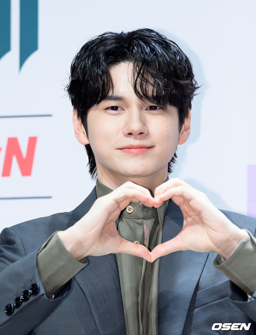 14일 오후 서울 강남구 엘리에나 호텔에서 tvN 새 토일드라마 ‘오싹한 연애’ 제작발표회가 열렸다. ‘오싹한 연애’는 귀신을 보는 재벌 상속녀와 귀신을 가장 무서워하는 열혈 검사의 좌충우돌 오컬트 로맨스물로 오는 7월 18일 첫 방송을 앞두고 있다.배우 옹성우가 포토타임을 가지고 있다. 2026.07.14 /sunday@osen.co.kr