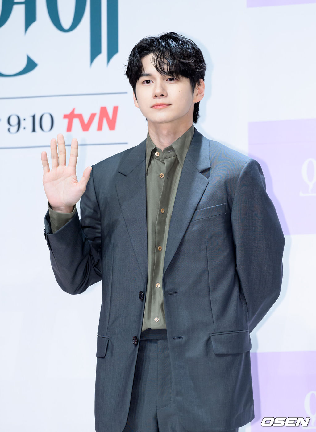 14일 오후 서울 강남구 엘리에나 호텔에서 tvN 새 토일드라마 ‘오싹한 연애’ 제작발표회가 열렸다. ‘오싹한 연애’는 귀신을 보는 재벌 상속녀와 귀신을 가장 무서워하는 열혈 검사의 좌충우돌 오컬트 로맨스물로 오는 7월 18일 첫 방송을 앞두고 있다.배우 옹성우가 포토타임을 가지고 있다. 2026.07.14 /sunday@osen.co.kr