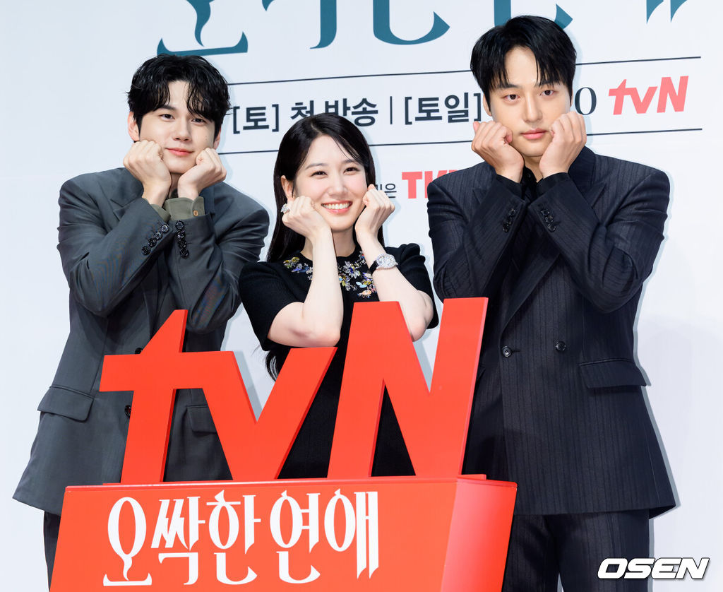 14일 오후 서울 강남구 엘리에나 호텔에서 tvN 새 토일드라마 ‘오싹한 연애’ 제작발표회가 열렸다. ‘오싹한 연애’는 귀신을 보는 재벌 상속녀와 귀신을 가장 무서워하는 열혈 검사의 좌충우돌 오컬트 로맨스물로 오는 7월 18일 첫 방송을 앞두고 있다.배우 옹성우, 박은빈, 양세종이 포토타임을 가지고 있다. 2026.07.14 /sunday@osen.co.kr