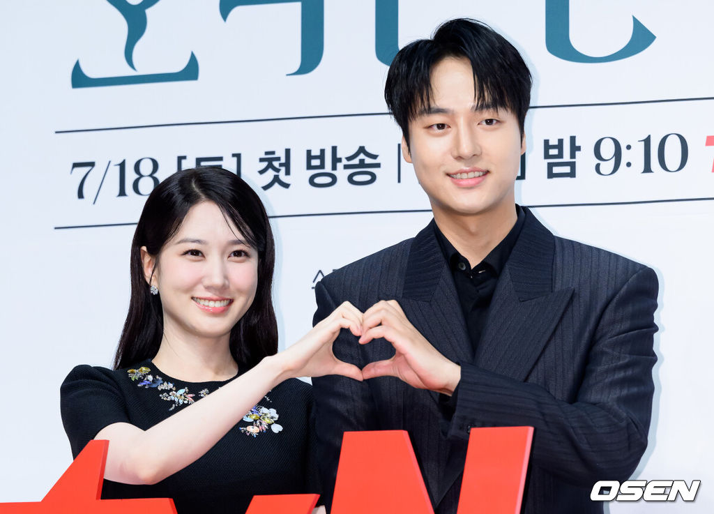 14일 오후 서울 강남구 엘리에나 호텔에서 tvN 새 토일드라마 ‘오싹한 연애’ 제작발표회가 열렸다. ‘오싹한 연애’는 귀신을 보는 재벌 상속녀와 귀신을 가장 무서워하는 열혈 검사의 좌충우돌 오컬트 로맨스물로 오는 7월 18일 첫 방송을 앞두고 있다.배우 박은빈, 양세종이 포토타임을 가지고 있다. 2026.07.14 /sunday@osen.co.kr