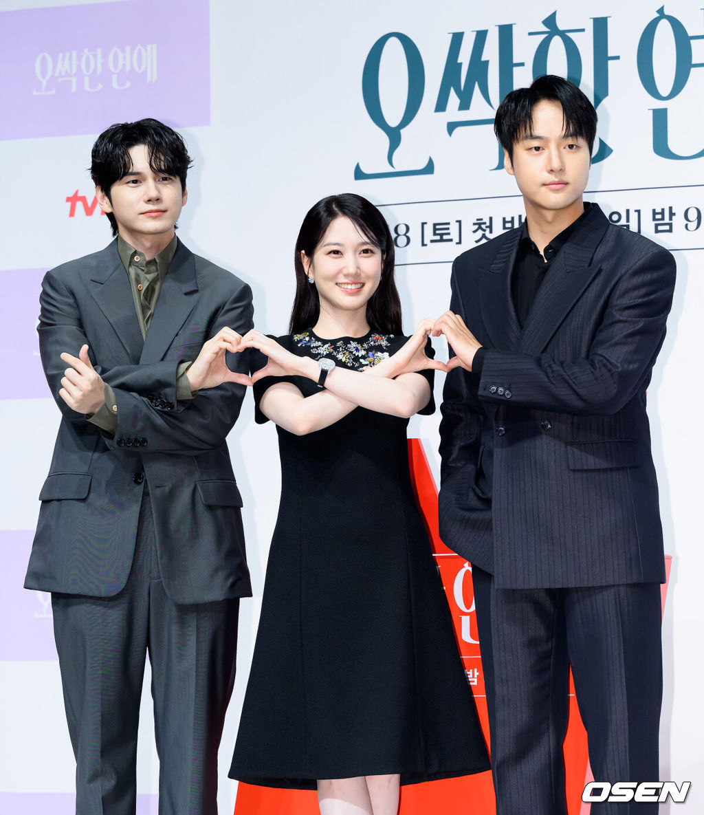 14일 오후 서울 강남구 엘리에나 호텔에서 tvN 새 토일드라마 ‘오싹한 연애’ 제작발표회가 열렸다. ‘오싹한 연애’는 귀신을 보는 재벌 상속녀와 귀신을 가장 무서워하는 열혈 검사의 좌충우돌 오컬트 로맨스물로 오는 7월 18일 첫 방송을 앞두고 있다.배우 옹성우, 박은빈, 양세종이 포토타임을 가지고 있다. 2026.07.14 /sunday@osen.co.kr