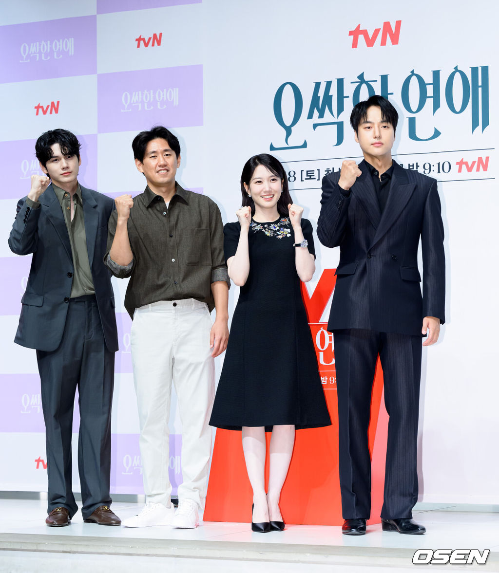 14일 오후 서울 강남구 엘리에나 호텔에서 tvN 새 토일드라마 ‘오싹한 연애’ 제작발표회가 열렸다. ‘오싹한 연애’는 귀신을 보는 재벌 상속녀와 귀신을 가장 무서워하는 열혈 검사의 좌충우돌 오컬트 로맨스물로 오는 7월 18일 첫 방송을 앞두고 있다.배우 옹성우, 이민수 감독, 박은빈, 양세종이 포토타임을 가지고 있다. 2026.07.14 /sunday@osen.co.kr