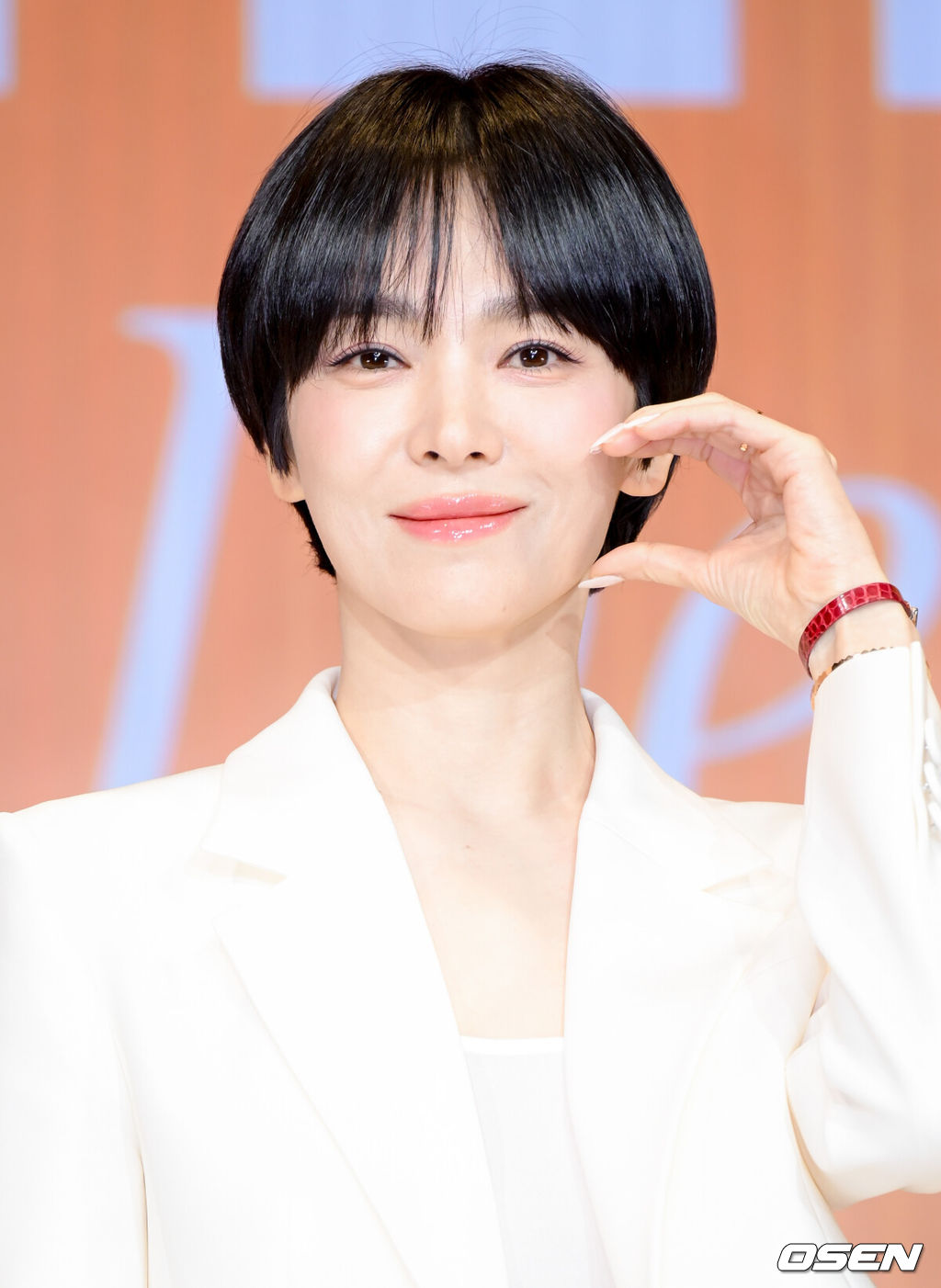 14일 오전 서울 삼성동 웨스틴 서울 파르나스 에서 글로벌 메디컬 에스테틱 브랜드의 아시아퍼시픽 앰배서더 및 캠페인 공개 행사가 열렸다.송혜교는 최근 넷플릭스 시리즈 '천천히 강렬하게' 촬영을 마쳤다. '천천히 강렬하게'는 야만과 폭력이 판치던 1960~80년대 한국 연예계를 배경으로, 가진 건 없지만 빛나는 성공을 꿈꾸며 온몸을 던졌던 이들의 성장 스토리를 그린 이야기.배우 송혜교가 포즈를 취하고 있다. 2026.01.14 /cej@osen.co.kr