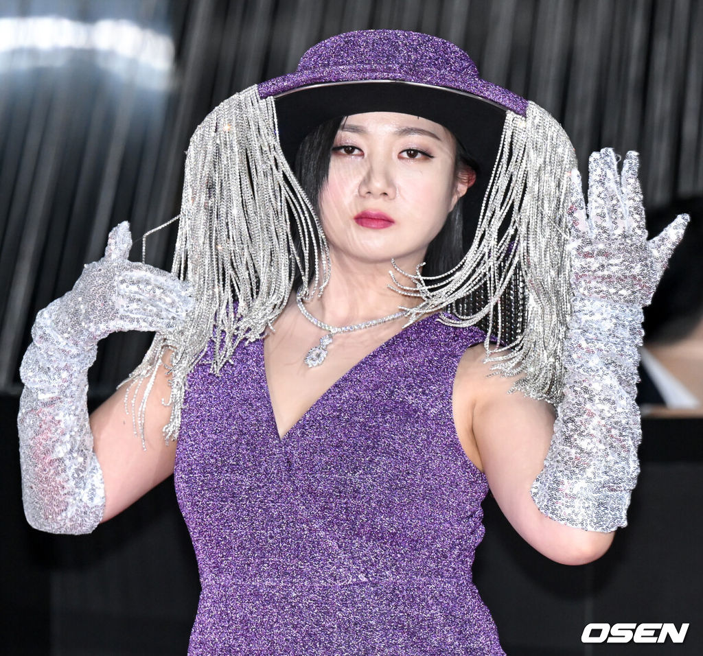 2023 SBS 연예대상 포토월 행사가 30일 서울 마포구 상암 SBS 프리즘타워에서 열렸다.방송인 박나래가 레드카펫을 밟으며 포즈를 취하고 있다. 2023.12.30/cej@osen.co.kr