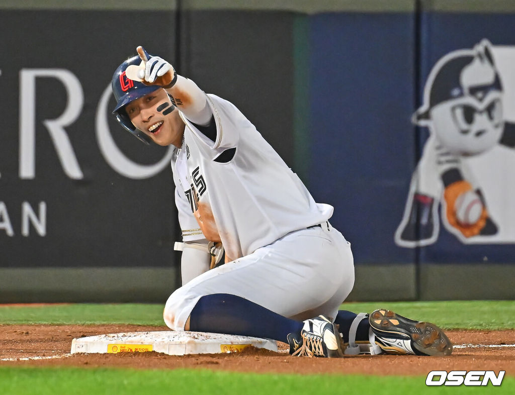 23일 부산 사직야구장에서 2026 신한 SOL KBO 리그 롯데 자이언츠와 NC 다이노스의 경기가 열렸다. 홈팀 롯데는 박세웅이, 방문팀 NC는 라일리가 선발 출전했다.롯데 자이언츠 황성빈이 6회말 우중간 3루타를 치고 환호하고 있다. 2026.06.23 / foto0307@osen.co.kr