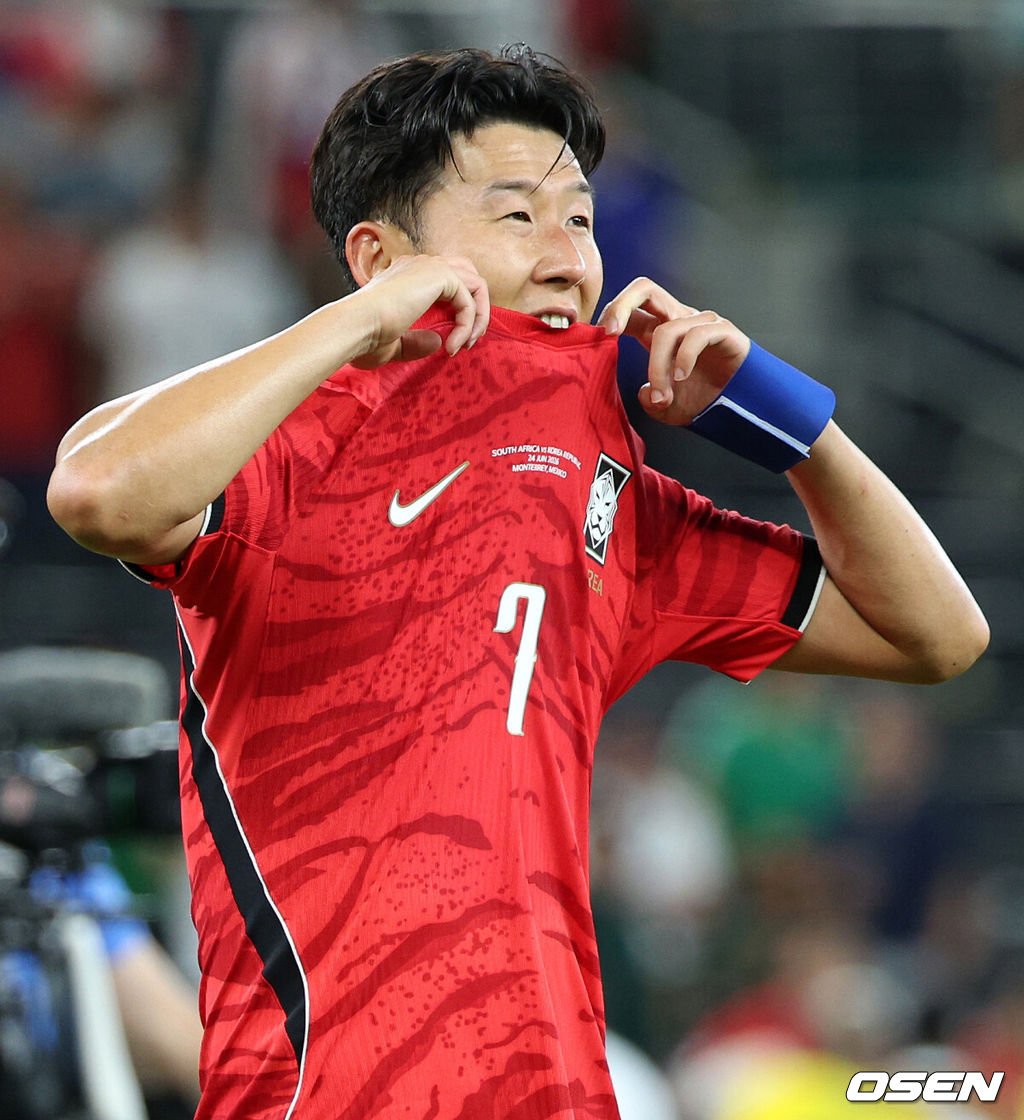 홍명보 감독이 이끄는 대한민국 축구대표팀은 25일(이하 한국시간) 오전 10시 멕시코 몬테레이 스타디움에서 개최된 2026 국제축구연맹(FIFA) 북중미 월드컵 조별리그 A조 최종전에서 남아프리카공화국에게 0-1 충격패를 당했다. 1승2패가 된 한국은 A조 3위로 밀리며 32강 자력진출에 실패했다. 한국은 나머지 조들의 상황을 따져보고 32강에 진출할 가능성은 남아있다.경기 종료 후 대한민국 손흥민이 패배에 아쉬워하고 있다. 2026.06.25 /sunday@osen.co.kr