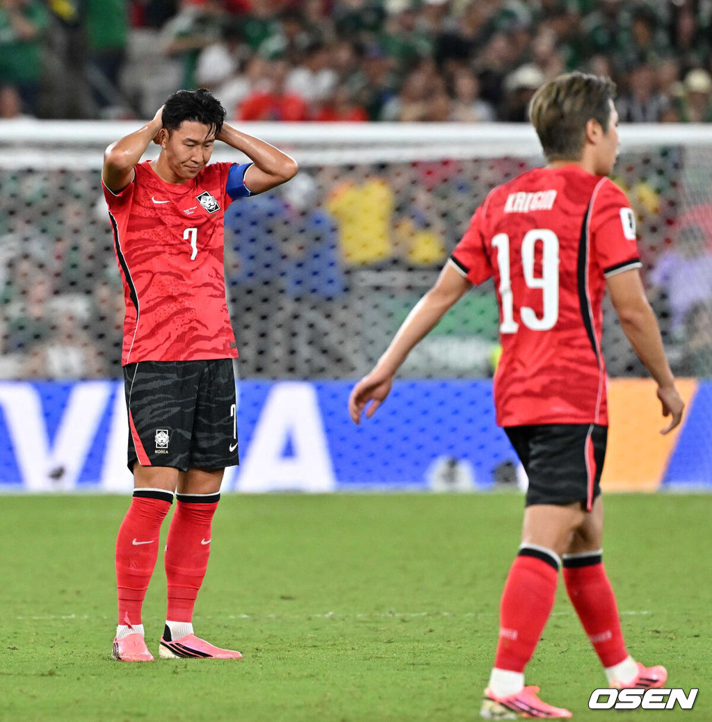 홍명보 감독이 이끄는 대한민국 축구대표팀은 25일(이하 한국시간) 오전 10시 멕시코 몬테레이 스타디움에서 개최된 2026 국제축구연맹(FIFA) 북중미 월드컵 조별리그 A조 최종전에서 남아프리카공화국에게 0-1 충격패를 당했다. 1승2패가 된 한국은 A조 3위로 밀리며 32강 자력진출에 실패했다. 한국은 나머지 조들의 상황을 따져보고 32강에 진출할 가능성은 남아있다.후반 선제골을 허용한 대한민국 손흥민이 아쉬워하고 있다. 2026.06.25 /sunday@osen.co.kr