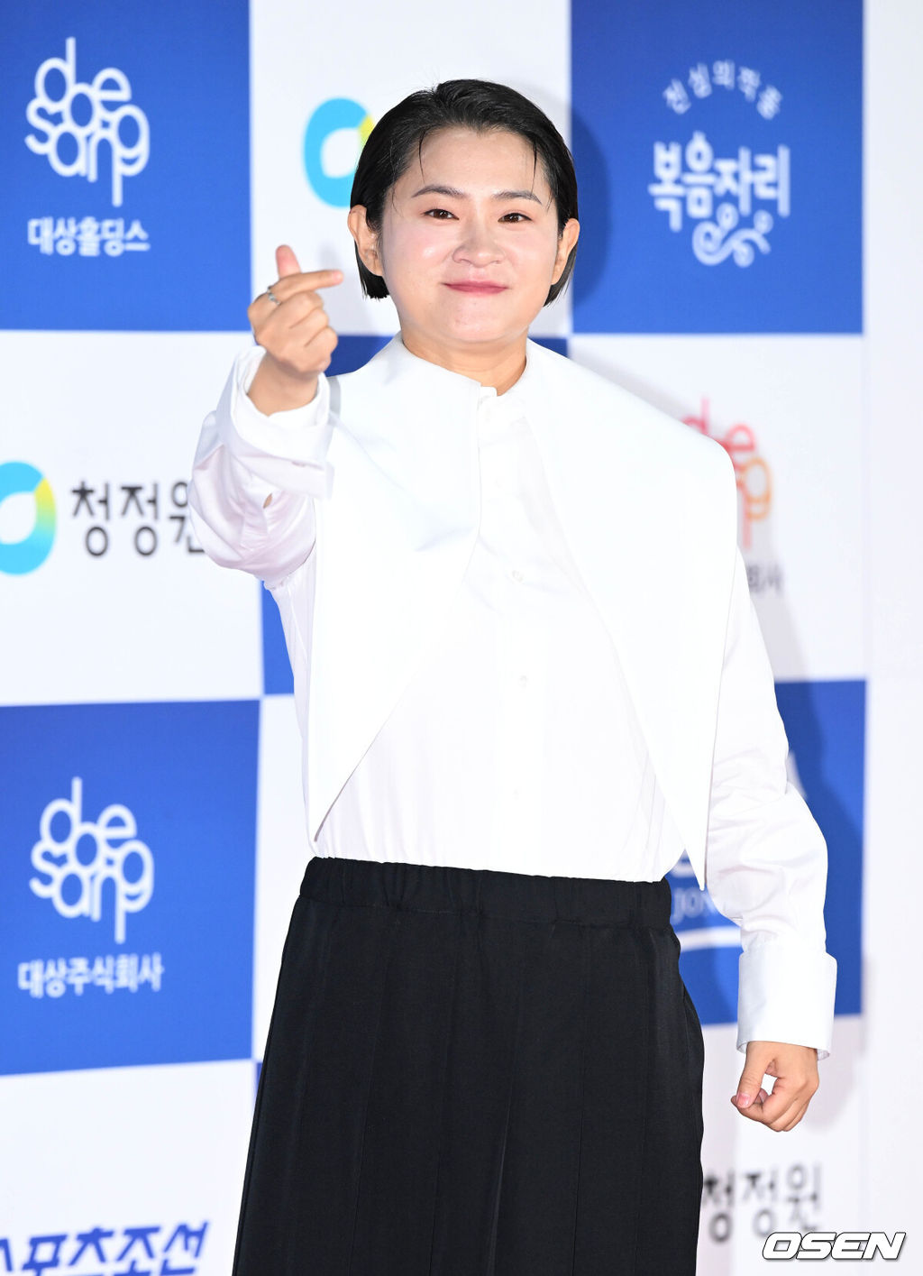 25일 오후 서울 영등포구 여의도 KBS홀에서 제43회 청룡영화상 레드카펫 포토월 행사가 열렸다.배우 김신영이 입장하며 포즈를 취하고 있다. 2022.11.25 /cej@osen.co.kr