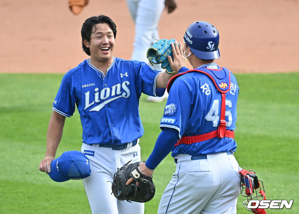 24일 부산 사직야구장에서 2026 신한 SOL KBO 리그 롯데 자이언츠와 삼성 라이온즈의 경기가 열렸다. 홈팀 롯데는 로드리게스가, 방문팀 삼성은 양창섭이 선발 출전했다. 삼성 선발 투수 양창섭이 9회말 2사 롯데 황성빈을 우익수 플라이로 잡고 완봉승을 기록한 후 장승현에게 감사 인사를 하고 있다. 2026.05.24 / foto0307@osen.co.kr