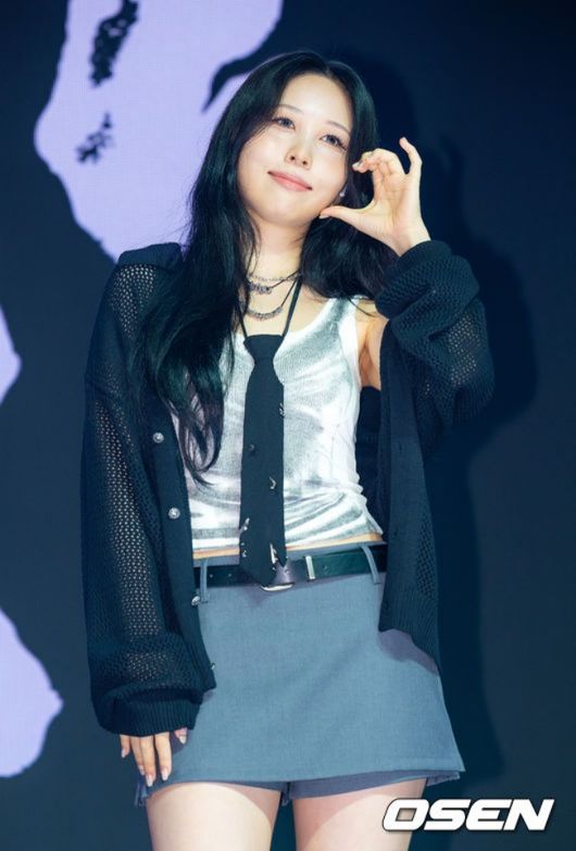 가수 권진아의 세 번째 EP ‘SAVE ME’ 발매 기념 쇼케이스가 15일 오후 서울 서교동 NOL 씨어터 합정 동양생명홀에서 열렸다.  이번 앨범에는 타이틀곡 ‘MONSTER’를 비롯해 선공개곡 ‘Rain on me’, ‘WHO CAN CHANGE’, ‘87days’, ‘Don’t Save Me’까지 권진아의 새로운 음악적 세계를 엿볼 수 있는 총 5곡이 수록된다.  권진아가 포토타임을 하고 있다. 2026.07.15 / rumi@osen.co.kr