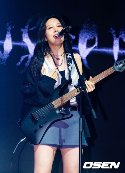 가수 권진아의 세 번째 EP ‘SAVE ME’ 발매 기념 쇼케이스가 15일 오후 서울 서교동 NOL 씨어터 합정 동양생명홀에서 열렸다.  이번 앨범에는 타이틀곡 ‘MONSTER’를 비롯해 선공개곡 ‘Rain on me’, ‘WHO CAN CHANGE’, ‘87days’, ‘Don’t Save Me’까지 권진아의 새로운 음악적 세계를 엿볼 수 있는 총 5곡이 수록된다.  권진아가 포토타임을 하고 있다. 2026.07.15 / rumi@osen.co.kr