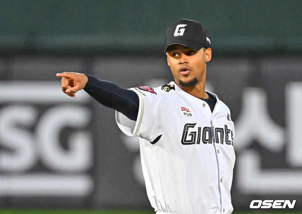 24일 부산 사직야구장에서 2026 신한 SOL KBO 리그 롯데 자이언츠와 NC 다이노스의 경기가 열렸다. 홈팀 롯데는 로드리게스가, 방문팀 NC는 테일러가 선발 출전했다.롯데 자이언츠 선발 투수 로드리게스가 2회초 무사 1루 NC 다이노스 오장한의 헛스윙에 대해 가리키고 있다. 2026.06.24 / foto0307@osen.co.kr