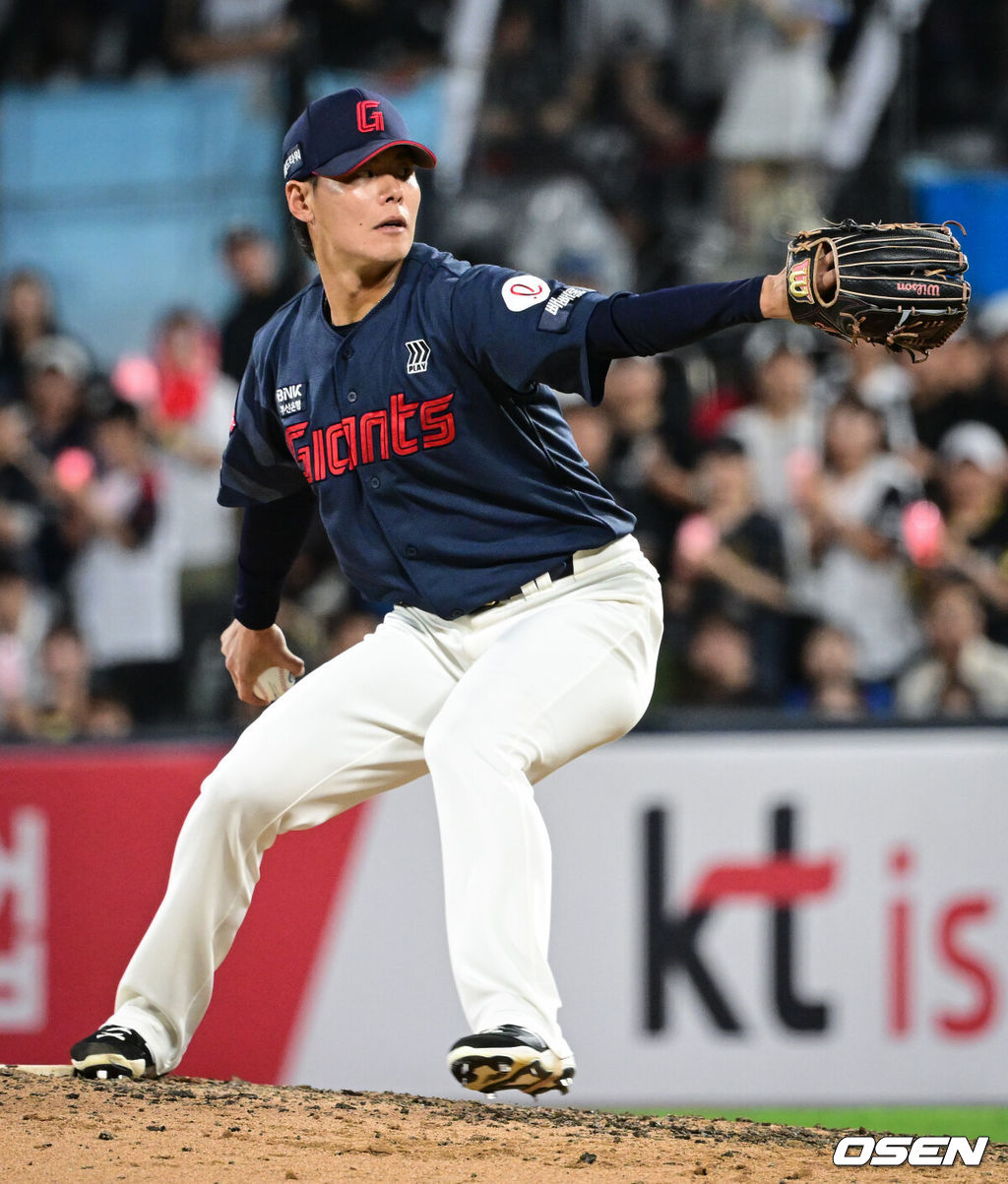 3일 수원 KT위즈파크에서 ‘2026 신한 SOL Bank KBO리그’ KT 위즈와 롯데 자이언츠의 경기가 열렸다.홈팀 KT는 로건, 방문팀 롯데는 김진욱을 선발로 내세웠다.8회말 롯데 이이무라가 역투하고 있다. 2026.07.03 /cej@osen.co.kr