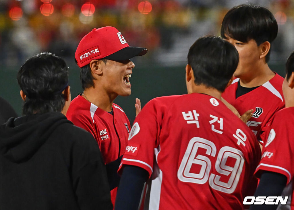 28일 부산 사직야구장에서 2026 신한 SOL KBO 리그 롯데 자이언츠와 LG 트윈스의 경기가 열렸다. 홈팀 롯데는 비슬리가, 방문팀 LG는 장현식이 선발 출전했다.롯데 자이언츠 이이무라가 7회초 2사 3루 LG 트윈스 신민재를 삼진으로 잡고 동료들과 하이파이브를 하고 있다. 2026.06.28 / foto0307@osen.co.kr