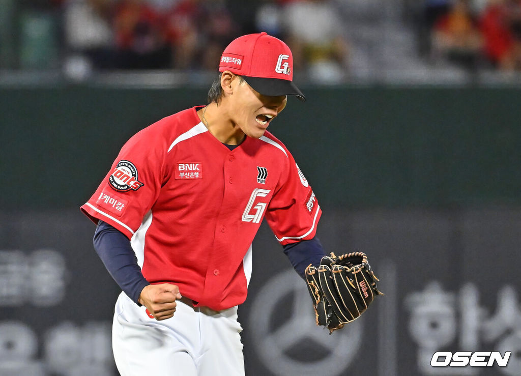 28일 부산 사직야구장에서 2026 신한 SOL KBO 리그 롯데 자이언츠와 LG 트윈스의 경기가 열렸다. 홈팀 롯데는 비슬리가, 방문팀 LG는 장현식이 선발 출전했다.롯데 자이언츠 이이무라가 7회초 2사 3루 LG 트윈스 신민재를 삼진으로 잡고 포효하고 있다. 2026.06.28 / foto0307@osen.co.kr