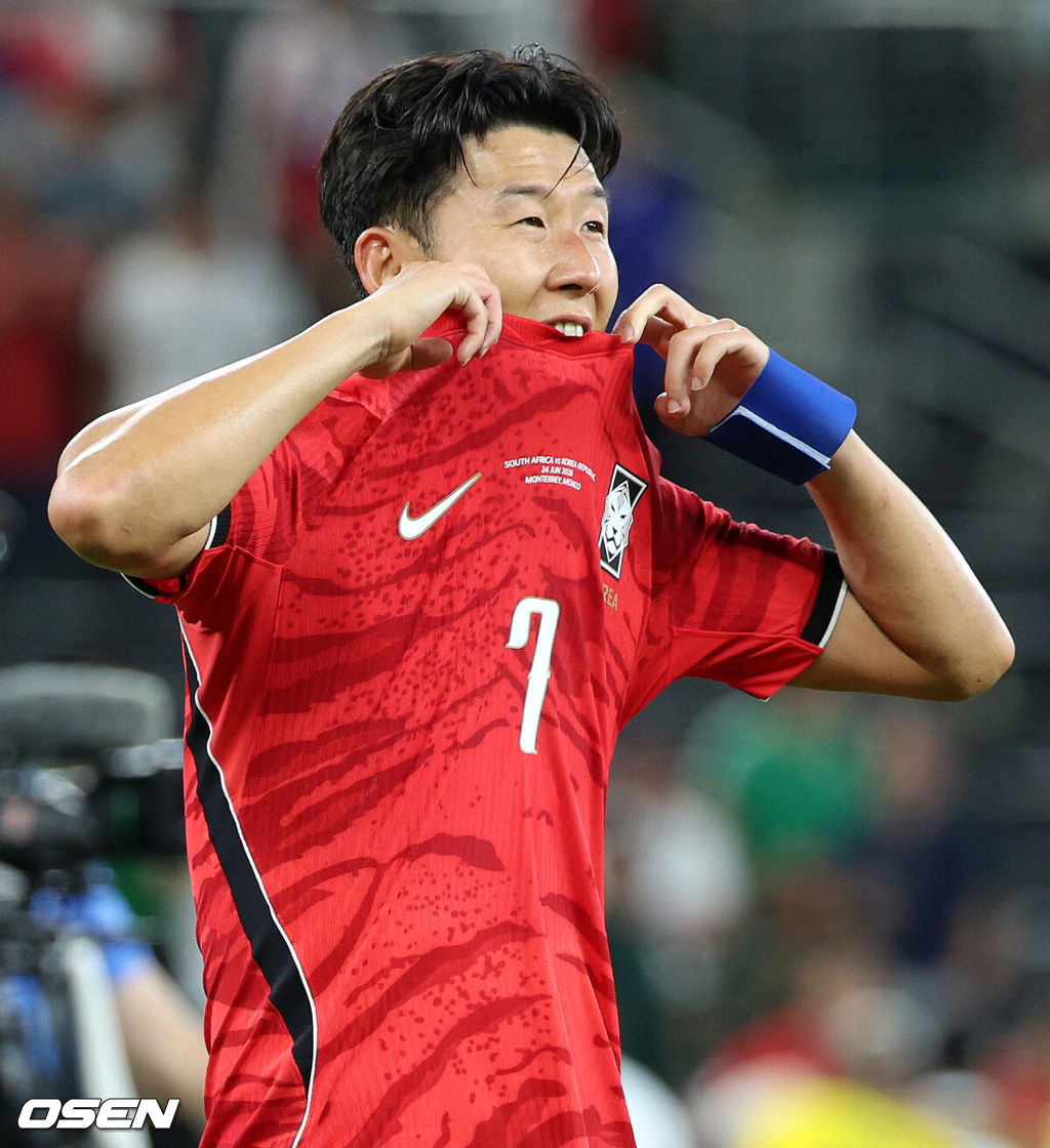 홍명보 감독이 이끄는 대한민국 축구대표팀은 25일(이하 한국시간) 오전 10시 멕시코 몬테레이 스타디움에서 개최된 2026 국제축구연맹(FIFA) 북중미 월드컵 조별리그 A조 최종전에서 남아프리카공화국에게 0-1 충격패를 당했다. 1승2패가 된 한국은 A조 3위로 밀리며 32강 자력진출에 실패했다. 한국은 나머지 조들의 상황을 따져보고 32강에 진출할 가능성은 남아있다.경기 종료 후 대한민국 손흥민이 패배에 아쉬워하고 있다. 2026.06.25 /sunday@osen.co.kr