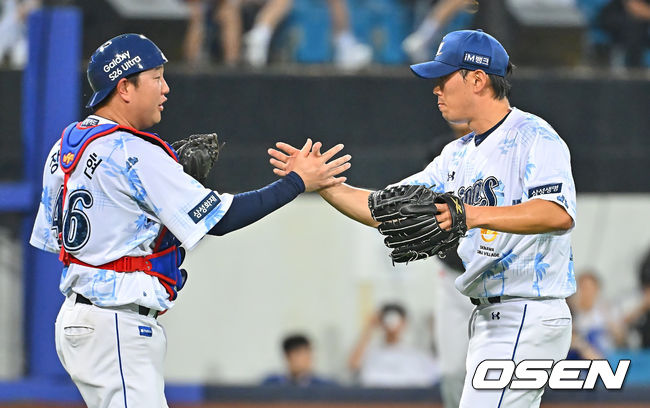 16일 대구삼성라이온즈파크에서 2026 신한 SOL KBO 리그 삼성 라이온즈와 롯데 자이언츠의 경기가 열렸다. 삼성 라이온즈 김재윤이 롯데 자이언츠에 4-1로 후반기 첫 승리를 기록하고 장승현과 기쁨을 나누고 있다. 2026.07.16 / foto0307@osen.co.kr